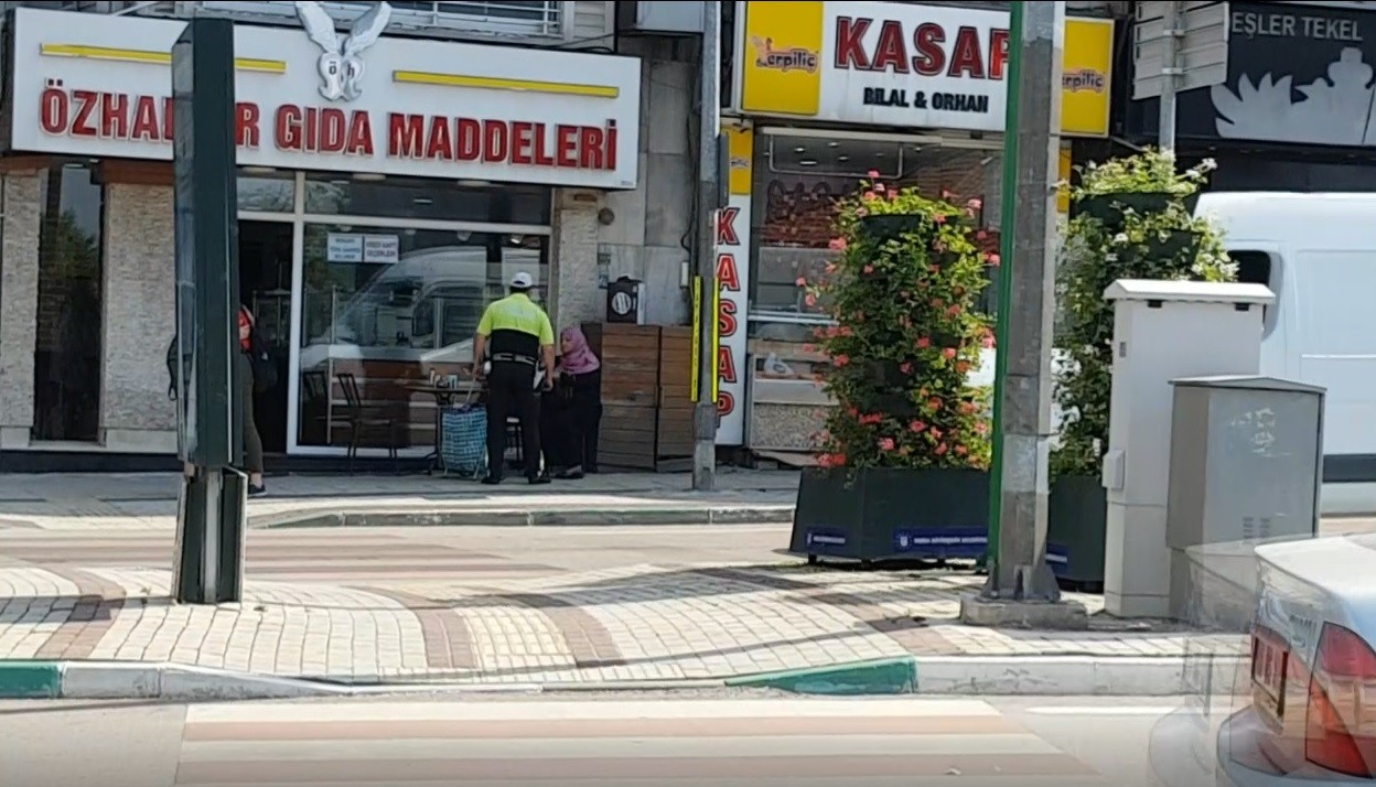 Örnek polis yaşlı kadını hem karşıdan karşıya geçirdi, hem su ikram etti