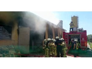 Kartal’da izolasyon malzemesi üretilen atölyede yangın