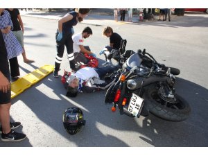 Motosiklet sürücüsü kask sayesinde hayata tutundu