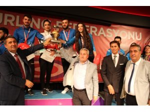 Curling şampiyonlarına görkemli tören