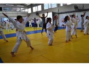Yunusemre’nin judo kursuna yoğun ilgi