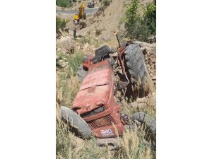 Traktör uçuruma yuvarlandı: 1 yaralı