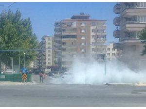 Cadde ortasında alev alan otomobili vatandaşlar söndürdü