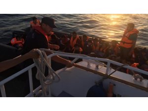 Lastik botta 35 düzensiz göçmen yakalandı