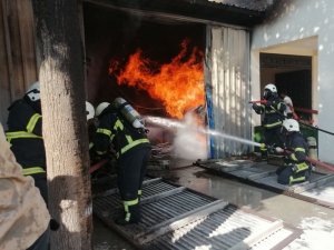 Körfez’de beyaz eşya deposu alev alev yandı