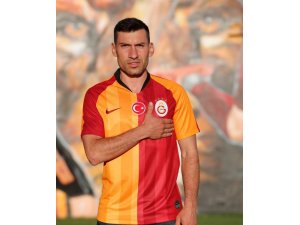 Galatasaray, Şener Özbayraklı ile 2 yıllık sözleşme imzaladı