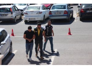 Turistlere uyuşturucu satan 2 şüpheli tutuklandı