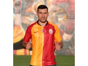 Şener Özbayraklı: "Çok büyük bir camiaya geldim"