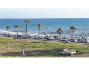 Denize giren 2 kardeşten biri boğuldu