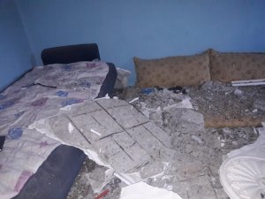 Üzerine evin tavanı çöktü