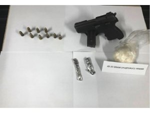 Şüpheli kamyonetten uyuşturucu ve ruhsatsız silah çıktı