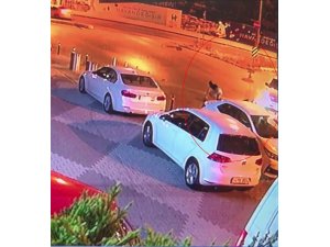 Maltepe’de iki motosikletlinin arabaya çarpıp yola fırladığı anlar kamerada