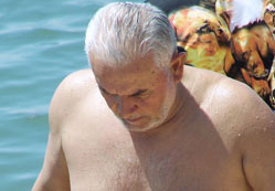 66 yaşında uzun mesafe yüzüyor
