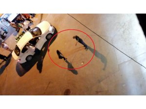 Şiddet gördüğü şahıstan kaçarken yardımına mahalleli yetişti