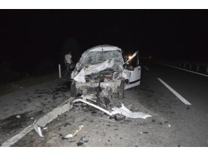 Tomruk yüklü kamyona arkadan çarpan sürücü yaralandı