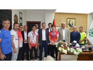 Siirt’ten Kayseri’ye gönül köprüsünü güreşçiler sağladı
