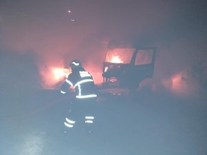 Bariyerlere çarparak alev alan tırın sürücüsü ağır yaralandı