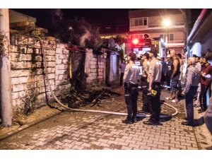 Ev alevlere teslim oldu, 2 kişi yaralandı