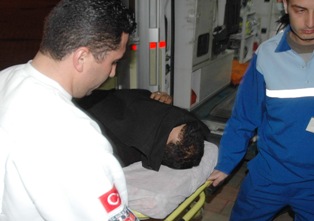 Otobüs bekleyen iki arkadaş bıçaklandı