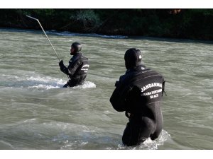 Bagaj kapağının çarpması ile nehre düşen gencin cansız bedenine ulaşıldı