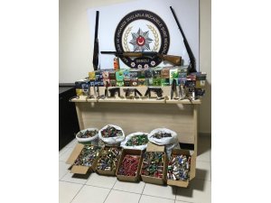 Bidonların içinden kaçak tabanca ve binlerce mermi çıktı