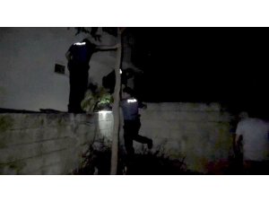 Şüpheliyi kovalayan polisler akrobatlara taş çıkarttı