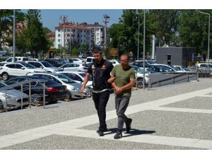 Bolu’da uyuşturucu madde ile yakalanan kepçe operatörü adliyeye sevk edildi