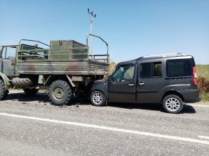 Hafif ticari araç askeri araca çarptı: 1 yaralı