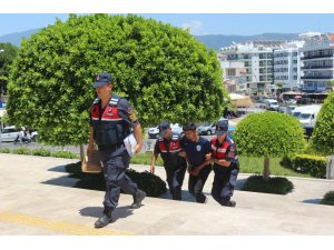 Dolandırıcı 44 bin 900 dolar ve 50 bin lira değerindeki ziynet eşyasıyla yakalandı