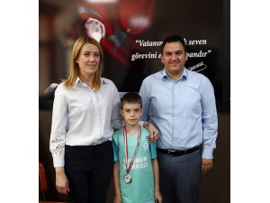 Başkan Doğan minik tenis şampiyonunu ödüllendirdi