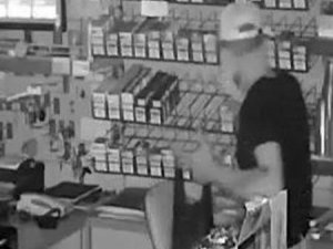 Benzin istasyonunun marketinden hırsızlık yapan şüpheli yakalandı