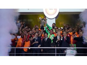 Şampiyon Galatasaray sahaya iniyor