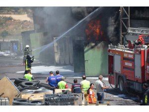Bilecik’te lastik fabrikasında çıkan yangının dumanı tüm kentten görüldü