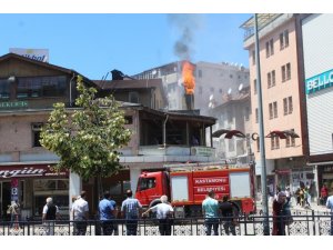 Belediye Caddesinde iş yerinin bacası tutuştu