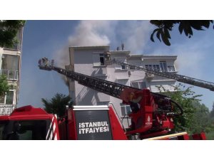 Kadıköy Fenerbahçe Münir Nurettin Selçuk Caddesi üzerinde dört katlı binada yangın çıktı. İtfaiye ekipleri yangına müdahale ederken, bir itfaiye eri dumandan etkilendi.