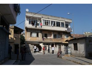 Fren yerine gaza bastı, eve girdi