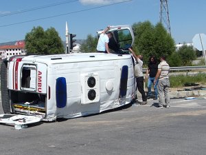 Konya'da hasta taşıyan ambulans kaza yaptı: 4 yaralı