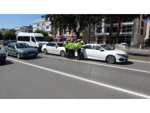 Kamyona çarpmamak için ani fren yapınca 4 araç birbirine girdi