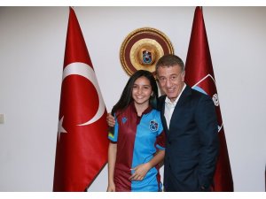 Trabzonspor Başkanı Ağaoğlu, LGS Türkiye birincisi Çifci’ye forma hediye etti