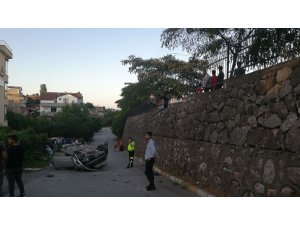 Ehliyetsiz sürücü otomobiliyle duvardan uçtu: 2 yaralı
