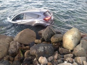 Denizi izlerken denize uçtular