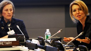 Elif Şafak'tan 'farklı' yorum