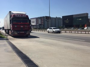 Tır, sıkıştırdığı otomobili metrelerce sürükledi