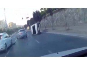 Polisten kaçarken takla attılar, o anlar kamerada