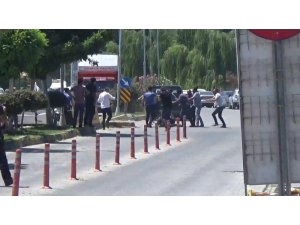 Polisin havaya ateş açarak müdahale ettiği kavga kamerada