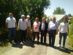 İki kez aynı köye inen ayı, arı kovanlarını parçaladı