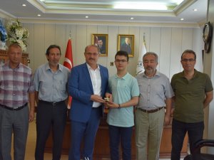 LGS'de başarılı olan öğrenci altınla ödüllendirildi