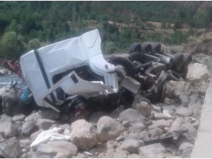 Bingöl’de tır dereye yuvarlandı: 1 yaralı