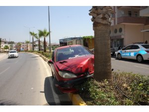 Virajı alamayıp refüje çıktı: 1 yaralı