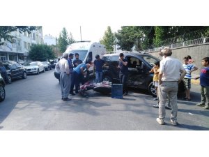Hafif ticari araç ile motosiklet çarpıştı: 2 yaralı